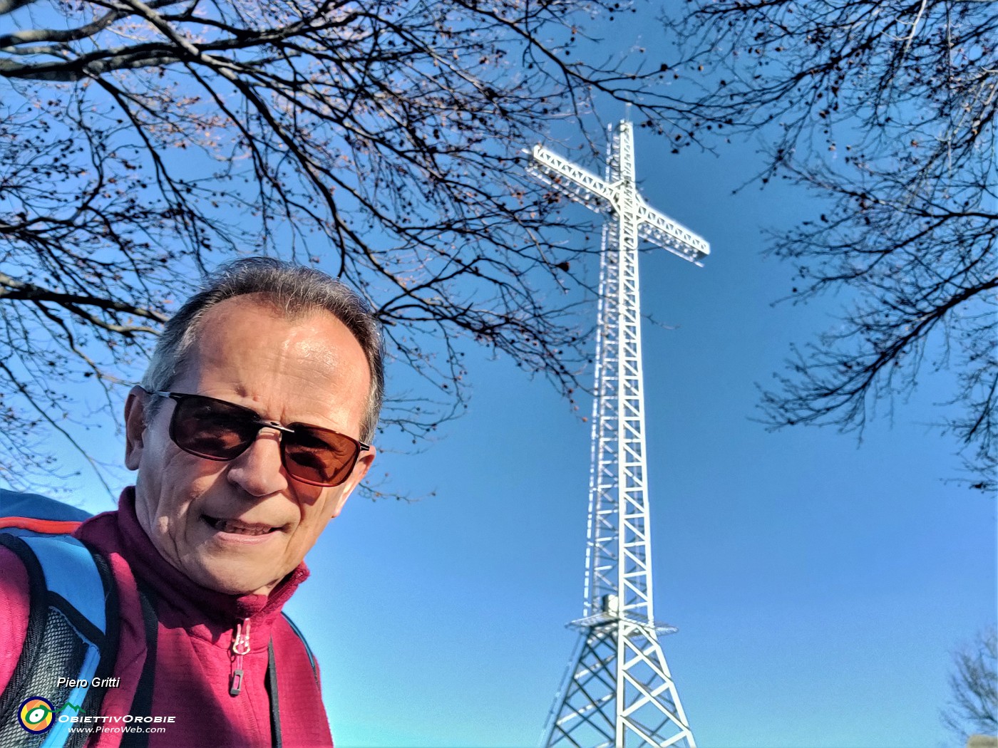 02 Eccomi il giorno dopo alla croce di vetta del Monte Zucco (1232 m) .jpg